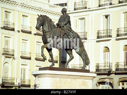 Statua equestre di re Carlos III. Puerta del Sol. Madrid. Spagna. Foto Stock