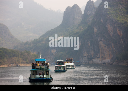 Le imbarcazioni turistiche viaggiare lungo il Fiume Li tra Guilin e Yangshuo Cina Foto Stock