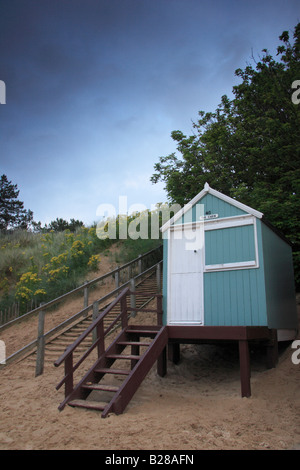 Un capanno sulla spiaggia a Wells accanto al mare, Norfolk. Crepuscolo. Foto Stock