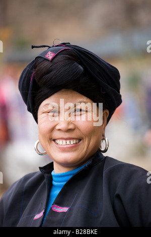 Una donna dalla minoranza Yao nazionalità con tradizionale capelli lunghi secondo l usanza popolare Ping An Guilin Cina Foto Stock