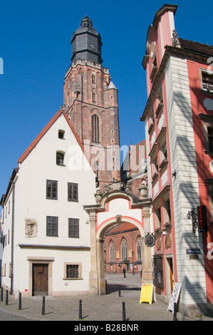 Wroclaw, Slesia, Polonia. Jas e Malgosia ("Johnny e Mary') case in miniatura e St Elizabeth chiesa (14th-15thC) Foto Stock