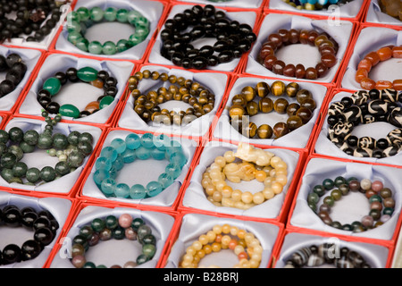 Bracciali per la vendita in negozi di souvenir in stallo un Ping Guilin Cina Foto Stock