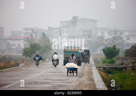 Persone che viaggiano su strada a Fuli Xingping Cina Foto Stock