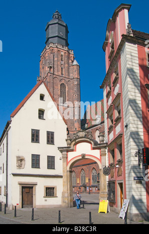 Wroclaw, Slesia, Polonia. Jas e Malgosia ("Johnny e Mary') case in miniatura e St Elizabeth chiesa (14th-15thC) Foto Stock