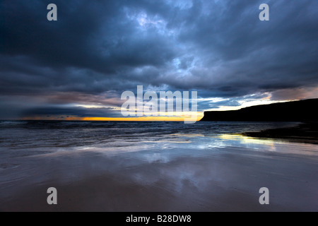 Cielo tempestoso con la bassa marea Huntcliff Saltburn Cleveland Foto Stock