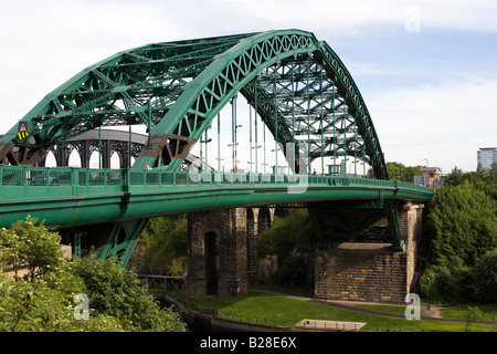 Regno Unito Tyne and Wear Sunderland Wearmouth ponte stradale sul fiume usura Foto Stock