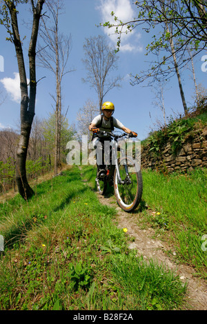 Giovane ragazzo in sella ad una Mountain Bike in Italia. Foto Stock