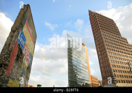 Un pezzo del muro di Berlino sul display vicino a Potsdamer Platz a Berlino Germania Foto Stock