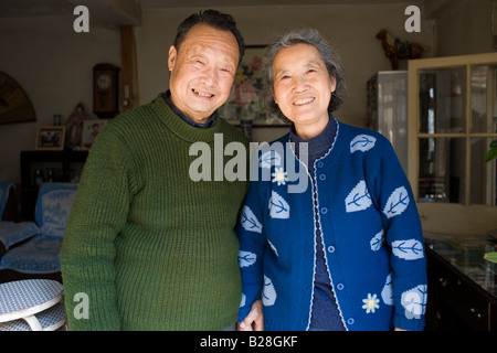 Coppia cinese il signor e la signora Wu nella loro abitazione tradizionale nella zona di Hutong di Pechino CINA Foto Stock