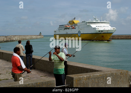 La Cote D alabastro ferry entra nel porto di Dieppe Francia Europa la nave è lungo il tragitto da Newhaven in Inghilterra Foto Stock