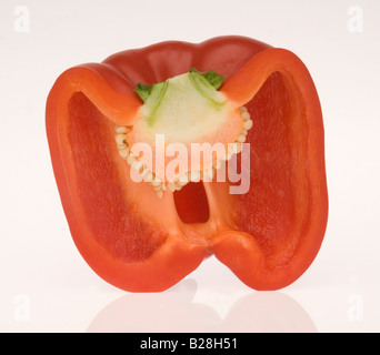 Tagliate a metà il peperone rosso Capsicum annuum Foto Stock
