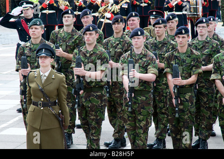 Membri della British esercito territoriale su parade come essi ricevono la libertà della città di Southampton Foto Stock