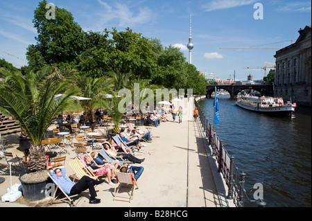 Estate riverside cafe accanto al fiume Sprea nel centro di Berlino Germania 2008 Foto Stock