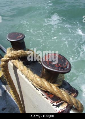 Corda allacciate a bollard sulla nave barca Foto Stock