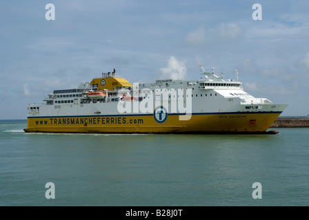 La Cote D alabastro traghetto accanto al Porto di Dieppe Francia Europa la nave è lungo il tragitto da Newhaven in Inghilterra ld righe Foto Stock