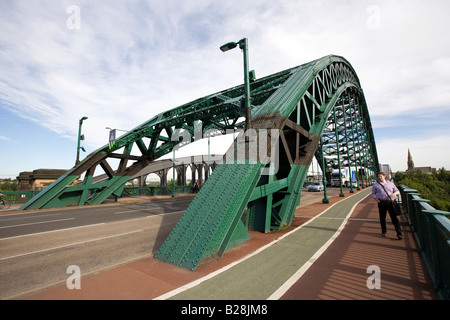 Regno Unito Tyne and Wear Sunderland Wearmouth ponte stradale sul fiume usura Foto Stock