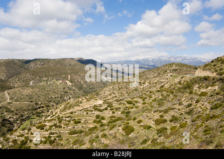 Vista verso il monte Olimpo, Troodos Massif, dal sud nei pressi di Trimiklini, Cipro Foto Stock