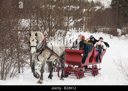 La famiglia gode di una Sleigh Ride Whistler della Columbia britannica in Canada Foto Stock