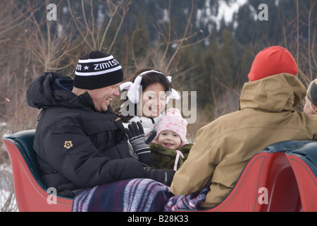 La famiglia gode di una Sleigh Ride Whistler della Columbia britannica in Canada Foto Stock