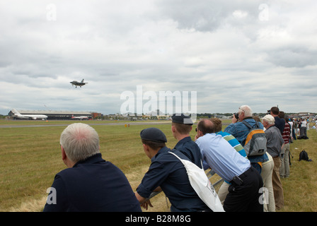 Gli spettatori a guardare un aeromobile sbarco Farnborough Air Show 2008 Foto Stock