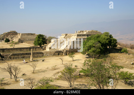 Vista del Monte Alban dalla piattaforma del nord che mostra la costruzione di K in primo piano con edifici L e M in background Oaxaca Foto Stock