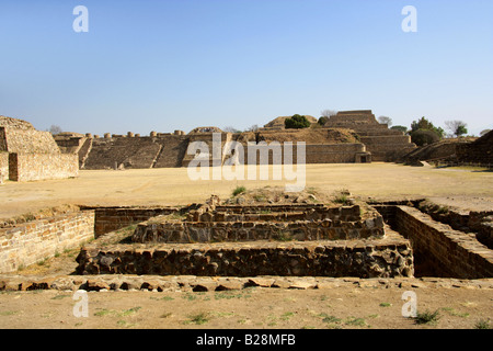 Il Santuario con piattaforma Nord colonnato in background, Monte Alban, Oaxaca, Messico Foto Stock