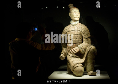 Tre colorate arciere inginocchiato Guerriero di terracotta in mostra al Museo Storico di Shaanxi Xian Cina Foto Stock