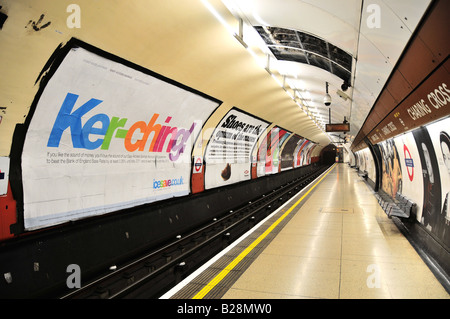 Manifesti a Charing Cross Tube Station, London, Regno Unito Foto Stock