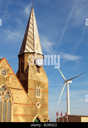 Christ Church and Ness Point Wind Farm turbine eoliche Gulliver in the Distance, Lowestoft, Suffolk, Inghilterra, Regno Unito Foto Stock