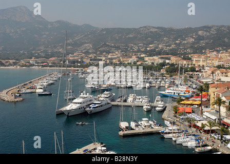 Barche di lusso moared presso il porto di Calvi in Corsica del Nord Foto Stock