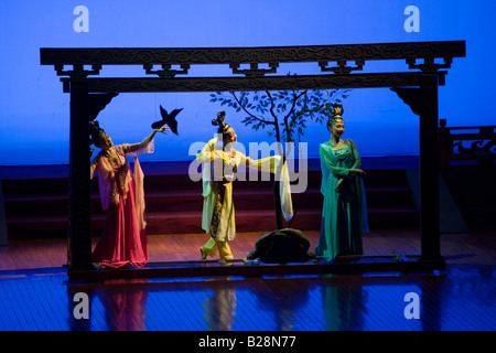 Ballerini di eseguire nel codolo spettacolo di danza Shaanxi Grand Opera House Xian Cina Foto Stock