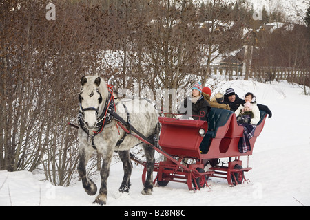 La famiglia gode di una Sleigh Ride Whistler della Columbia britannica in Canada Foto Stock