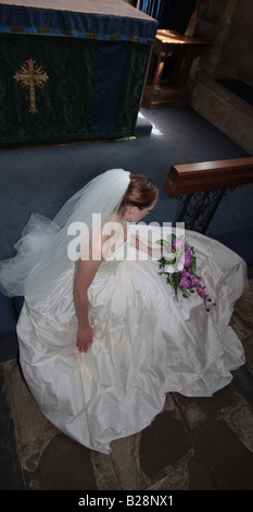 Sposa seduta a modificare Foto Stock