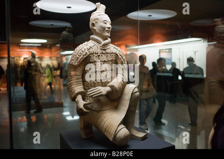 Archer warrior la sola figura trovato intatto dal pozzo 2 in Charriots Exhibition Hall presso il sito principale Xian Cina Foto Stock