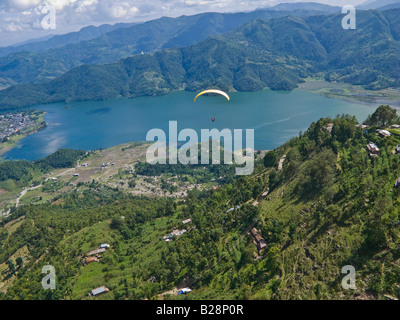 Parapendio oltre Phewa Tal lago di valle di Pokhara in Nepal Foto Stock