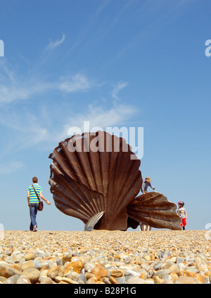 La scultura Scallop, dell'artista Maggi Hambling e dedicata a Benjamin Britten sulla spiaggia di Aldeburgh, Suffolk, Inghilterra, Regno Unito Foto Stock
