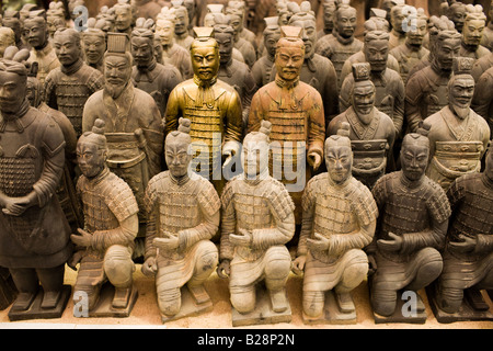 Guerrieri di Terracotta souvenir essendo realizzato in fabbrica a Xian Cina Foto Stock