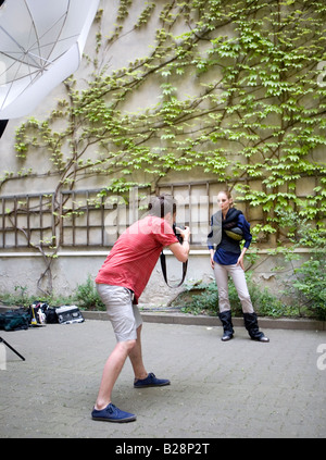 Un fotografo con il modello su un fashion shoot Foto Stock