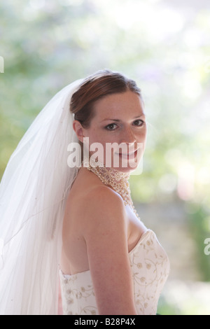 Sposa guardando indietro Foto Stock