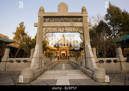 Memoriale di pietra che porta nel Phoenix padiglione presso la Grande Moschea nella zona musulmana di Xian Cina Foto Stock