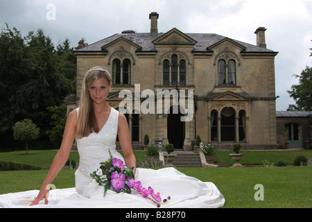 Sposa al di fuori di casa di paese Foto Stock