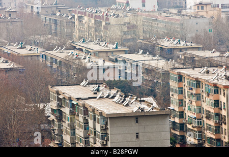 Pannelli solari sui tetti di blocchi di appartamenti in Xian visto da Dayan Pagoda Cina Foto Stock