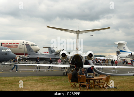 Gli uomini d' affari seduto da loro jet privato come un elicottero vola passato Farnborough Air Show 2008 Foto Stock