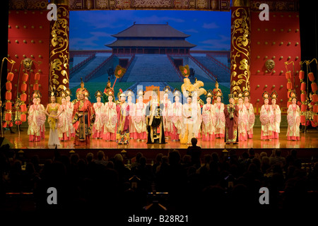 Ballerini di eseguire nel codolo spettacolo di danza Shaanxi Grand Opera House Xian Cina Foto Stock