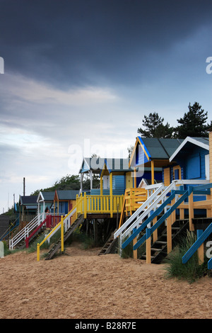 Pozzetti accanto al mare, capanne sulla spiaggia al tramonto, Norfolk. Foto Stock