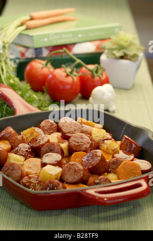 Una salsiccia e un medley di brani di verdure cena. Foto Stock