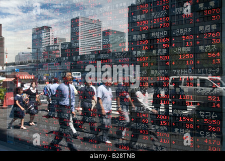 Imprenditori riflessa nella finestra di Tokyo società di titoli mobiliari che visualizza le ultime del mercato azionario figure di exchange Foto Stock