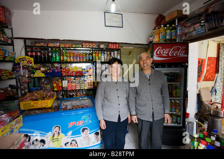 I negozianti in negozio tradizionale per i generi alimentari dolci e bevande hutong di Pechino Area Cina Foto Stock