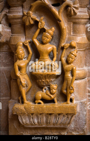 Le figure storiche su una mano di arenaria scolpite pilastro della CHANDRAPRABHU tempio Jain all'interno di JAISALMER FORT RAJASTHAN IN INDIA Foto Stock