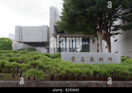 Vista frontale della corte suprema del Giappone o Saiko Saibansho nel quartiere Chiyoda di Tokyo Foto Stock